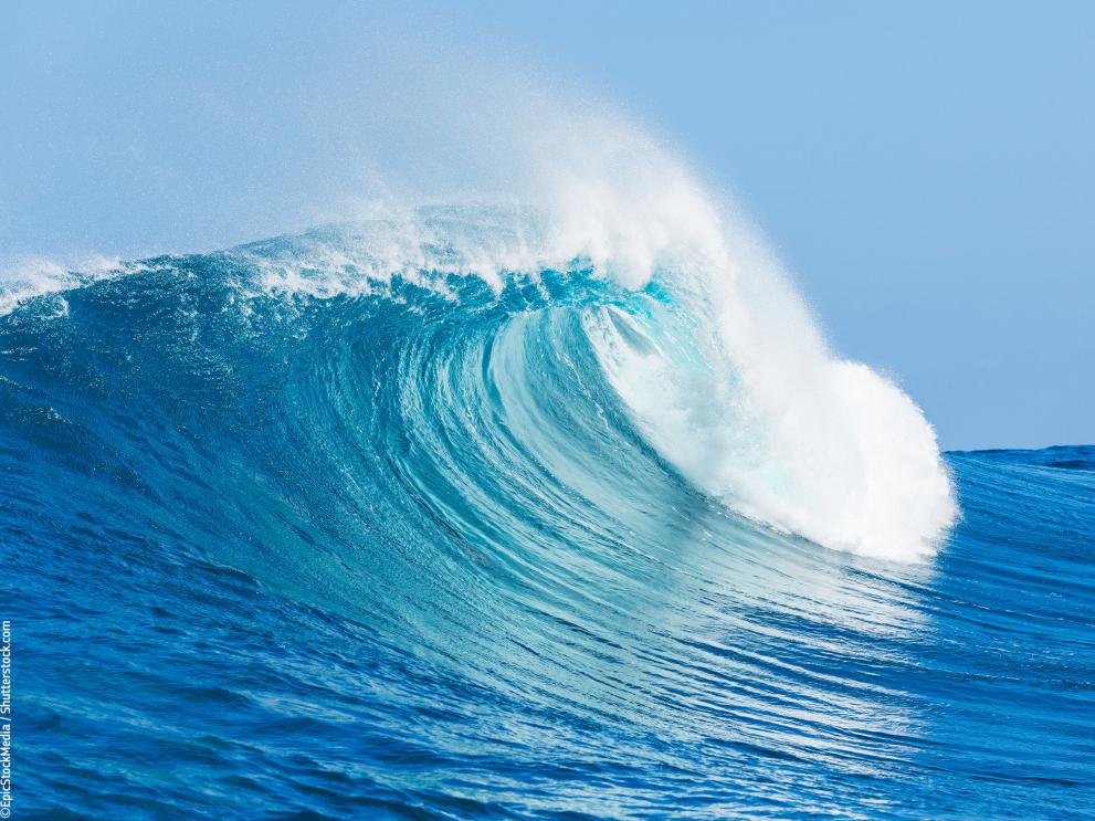 Ocean wave © EpicStockMedia/Shutterstock.com